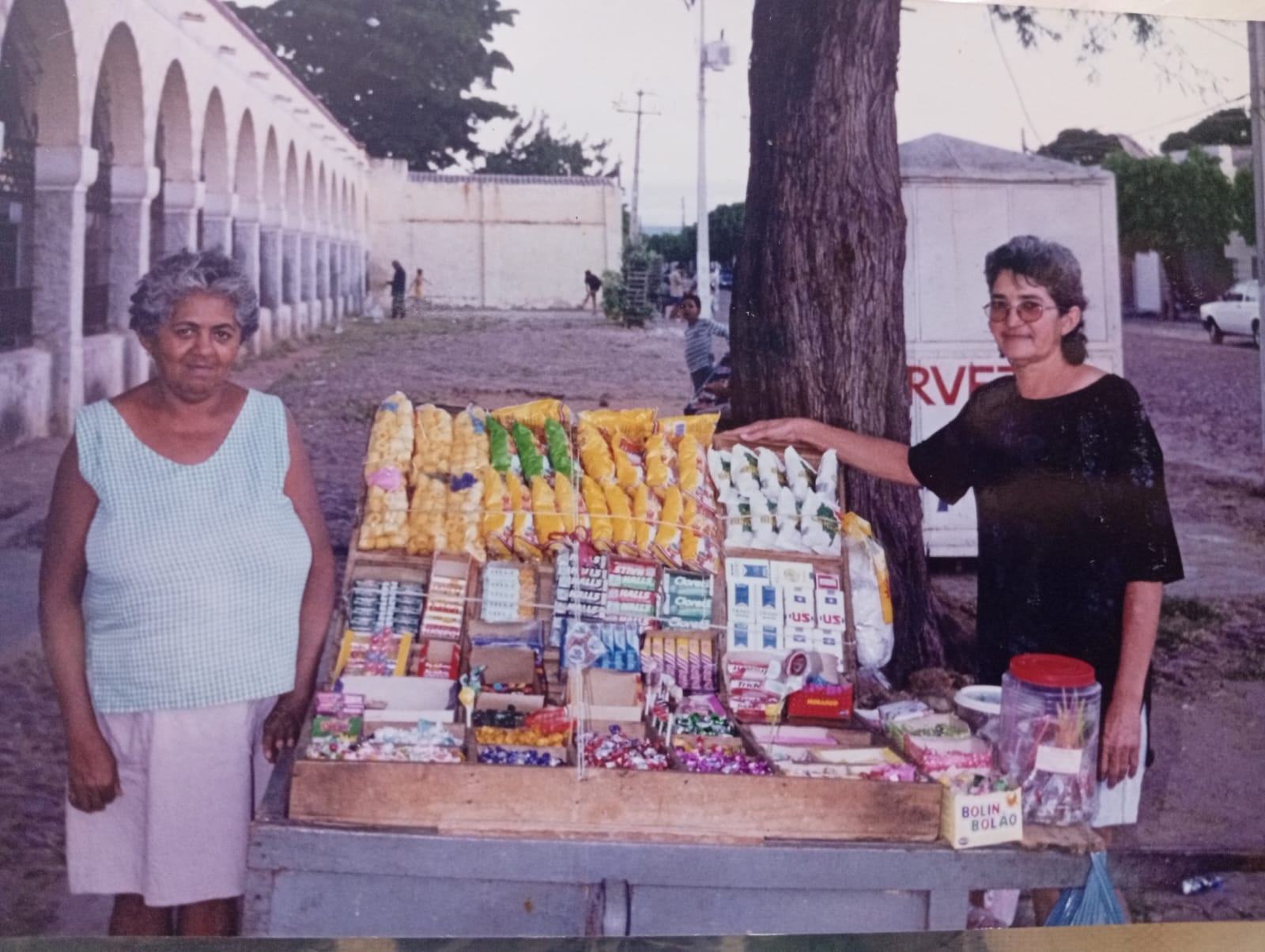 Mariquinha Diniz teve comércio no sítio. Quando chegou em Juazeiro do Norte nao conseguiu manter o comércio e, alguns anos depois, quando as coisas ficaram mais difíceis, colocou uma banca de bombom. Vendeu muita guloseima e apurou dinheiro, completando a renda familiar.  